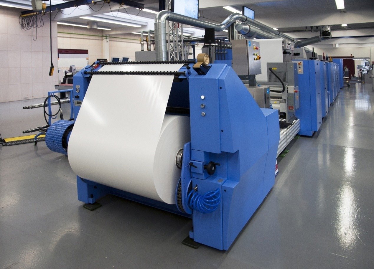 High-capacity paper roll slitting machine used by XLD for precision converting